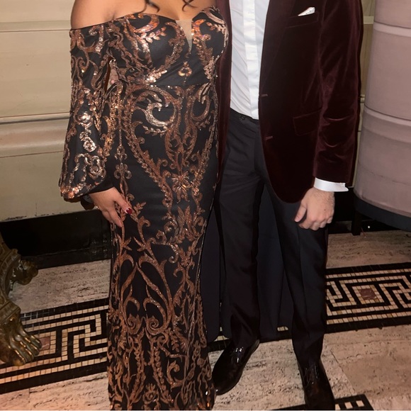 Selling floor length black and gold down/ great for Great Gatsby theme - Picture 3 of 3